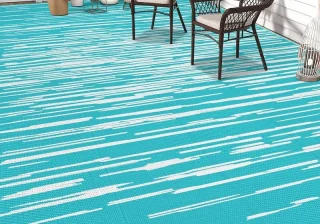 Tapete para área externa HEBE RUGS com listras azuis e brancas e conjunto de cadeiras para pátio
