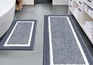 Conjunto de tapetes de banheiro cinza da HEBE RUGS, com peças combinadas