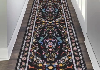 Tapete floral preto da HEBE RUGS em um corredor interno