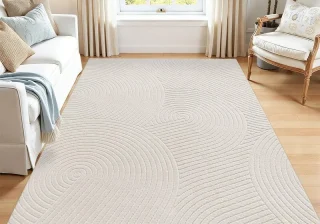 Tapete bege com padrão ondulado, combinado com a decoração de uma sala de estar