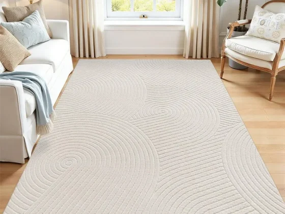 Tapete bege com padrão ondulado, combinado com a decoração de uma sala de estar
